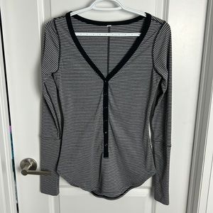 Lululemon V neck long sleeve slim fit shirt sz 6